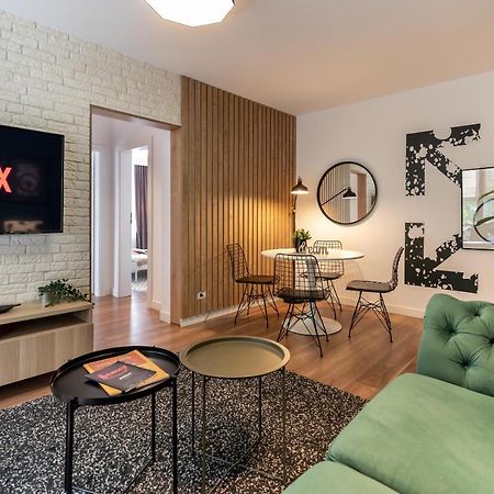 Downtown Retreat: Spacious 2-Br By Unirii Square Bukares Bagian luar foto