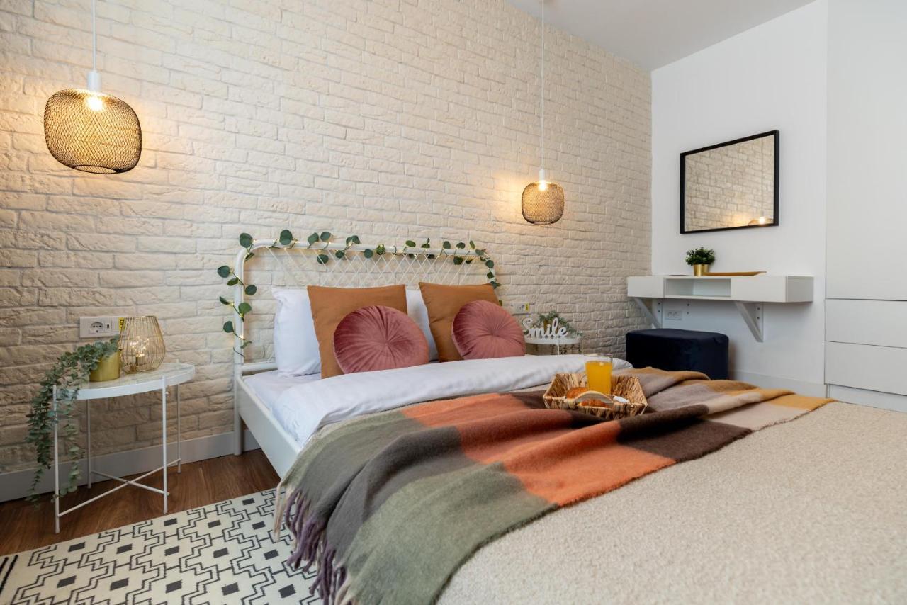 Downtown Retreat: Spacious 2-Br By Unirii Square Bukares Bagian luar foto
