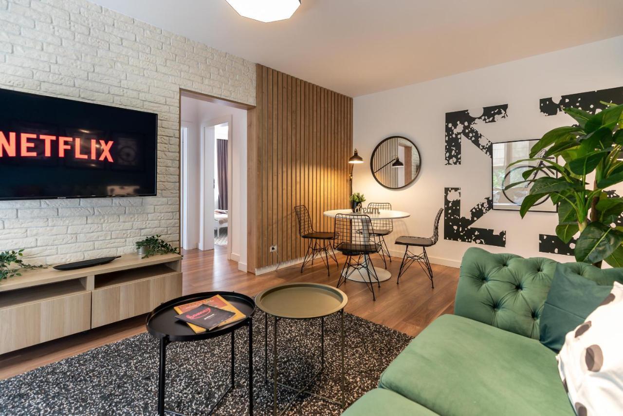 Downtown Retreat: Spacious 2-Br By Unirii Square Bukares Bagian luar foto