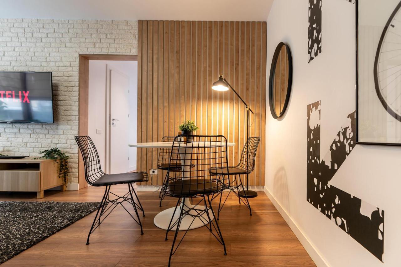 Downtown Retreat: Spacious 2-Br By Unirii Square Bukares Bagian luar foto