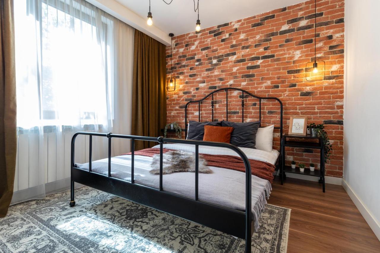 Downtown Retreat: Spacious 2-Br By Unirii Square Bukares Bagian luar foto