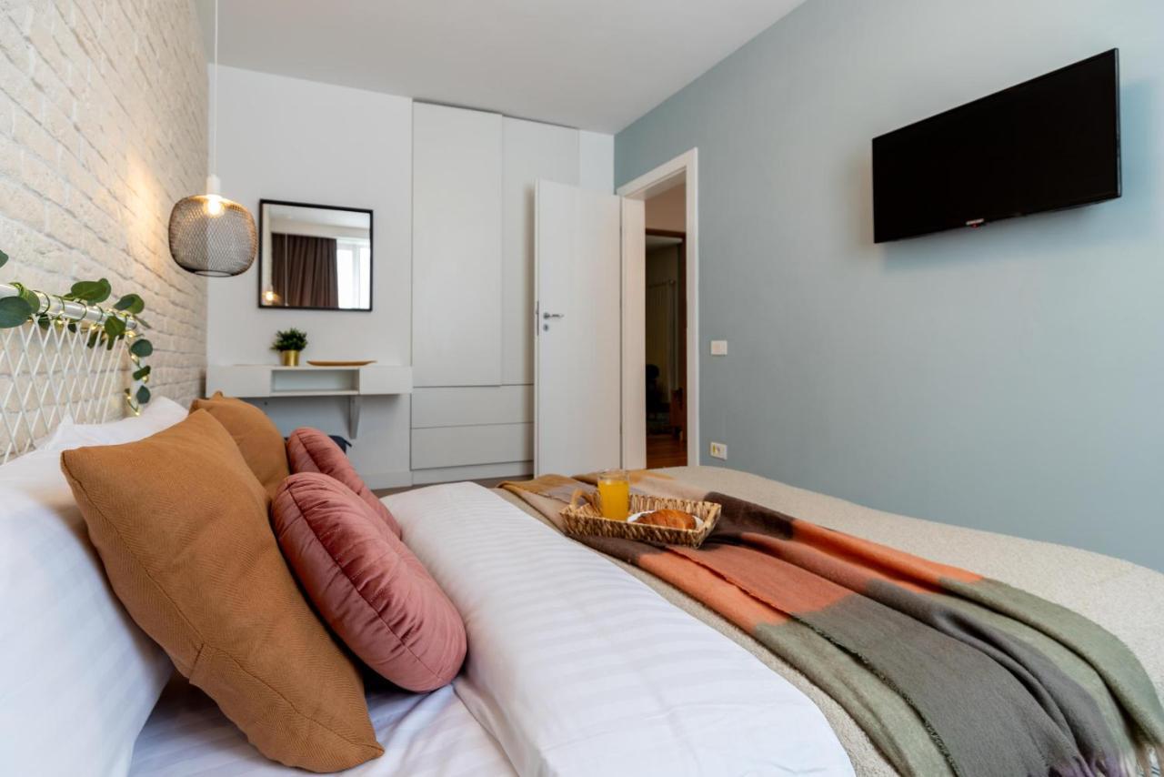 Downtown Retreat: Spacious 2-Br By Unirii Square Bukares Bagian luar foto