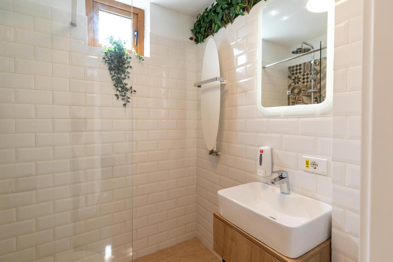 Downtown Retreat: Spacious 2-Br By Unirii Square Bukares Bagian luar foto