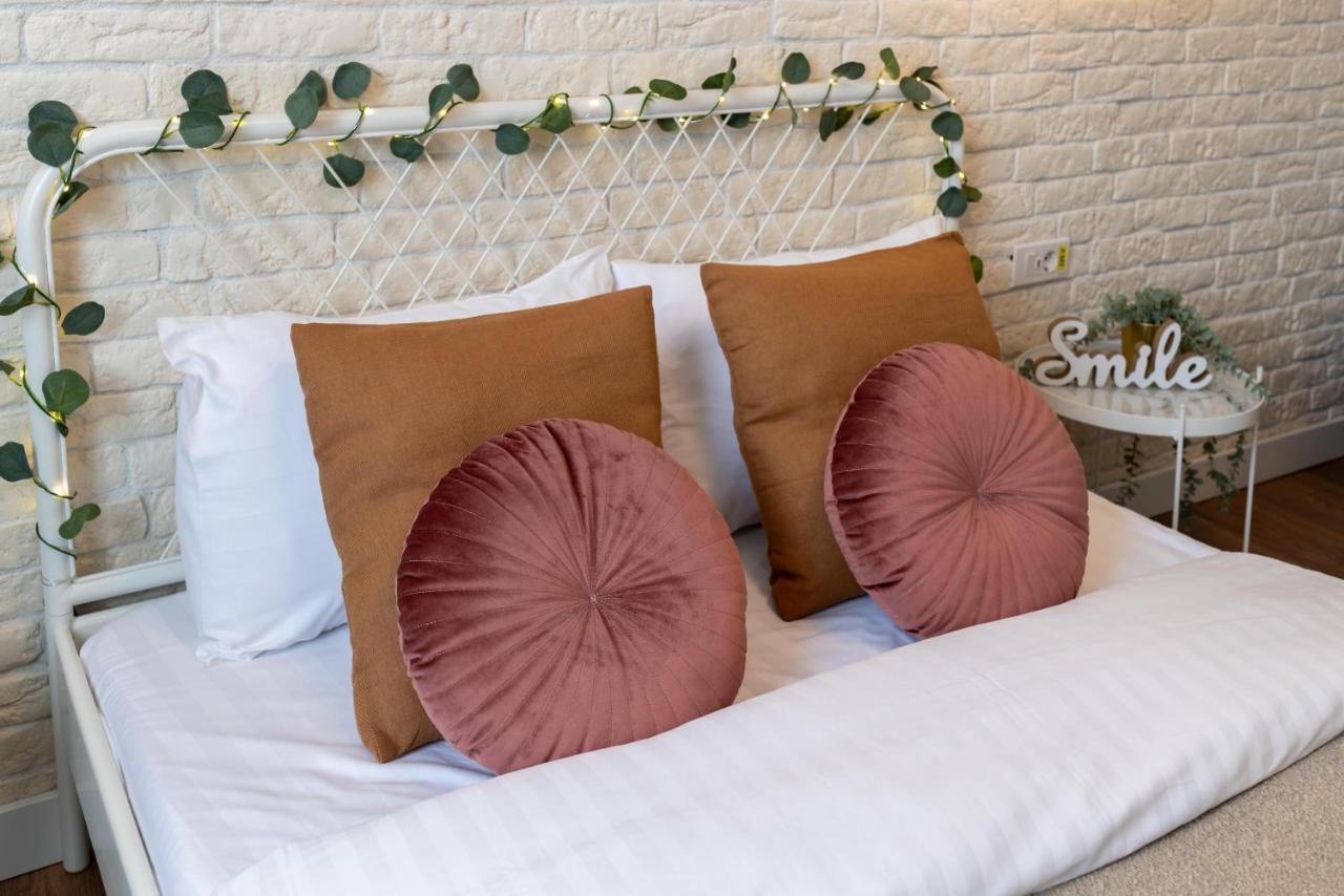 Downtown Retreat: Spacious 2-Br By Unirii Square Bukares Bagian luar foto